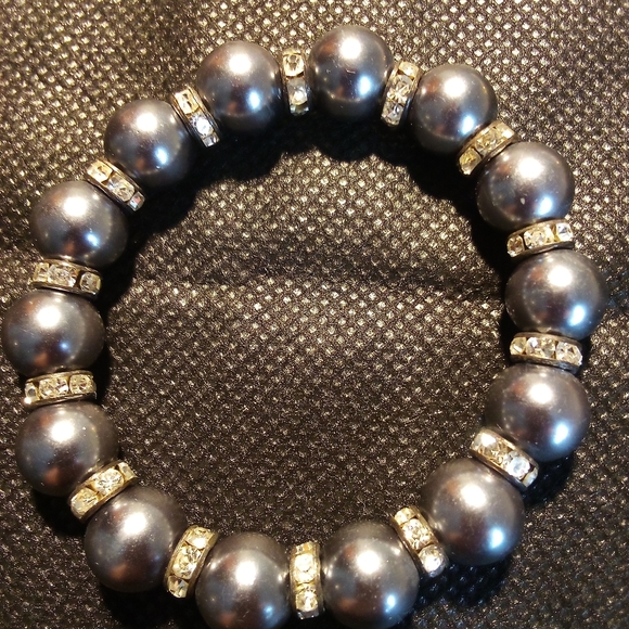 Bracelet with Smokey Gray faux pearls and Clear Crystals - Picture 2 of 4